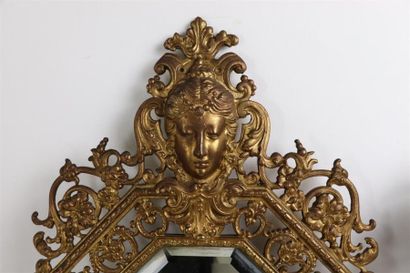 null Paire d'appliques en bronze et miroir à trois bras de lumière.

Masques de femme...