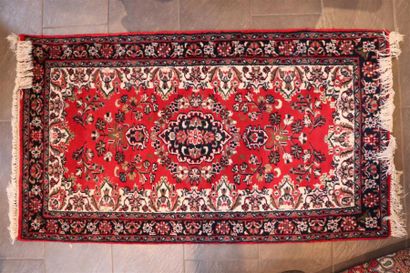 null Deux tapis en laine, à fond rouge, l'un indien, l'autre perse.

L_157 cm l_88...