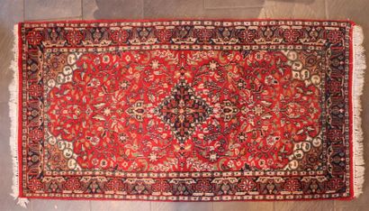 null Deux tapis en laine, à fond rouge, l'un indien, l'autre perse.

L_157 cm l_88...