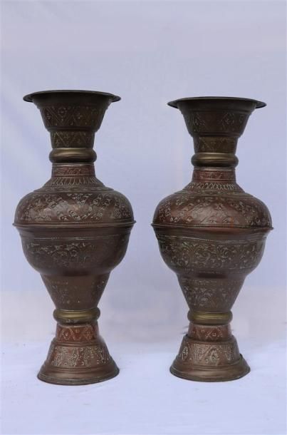null AFRIQUE DU NORD.

Paire d'importants vases en cuivre à décor ciselé et repoussé.

H_73...