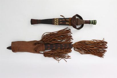 null Deux poignards touareg en métal et cuir, et leur fourreau.

Soudan, fin du XIXème...
