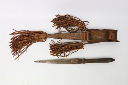 null Deux poignards touareg en métal et cuir, et leur fourreau.

Soudan, fin du XIXème...