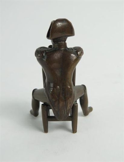 null Groupe en bronze figurant Napoléon assis sur une chaise.

XIXème siècle.

H_8...