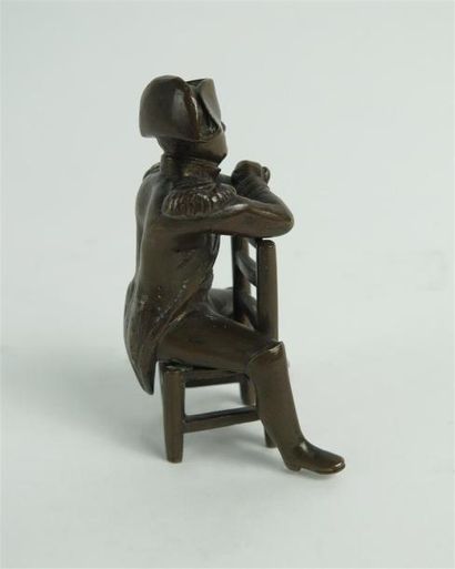 null Groupe en bronze figurant Napoléon assis sur une chaise.

XIXème siècle.

H_8...
