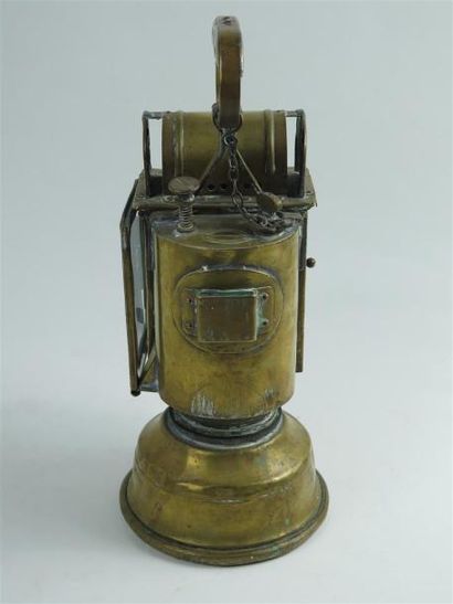 null DEHAIL GRENIER.

Lanterne de cheminot en cuivre et verre rouge, avec réservoir.

H_35.5...