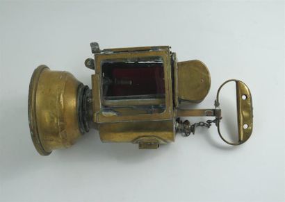 null DEHAIL GRENIER.

Lanterne de cheminot en cuivre et verre rouge, avec réservoir.

H_35.5...