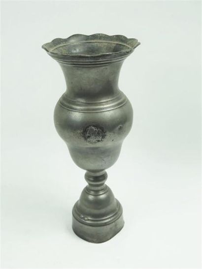 null Haut vase en étain, de forme balustre terminé par un col évasé.

XVIIIème siècle.

H_35,2...