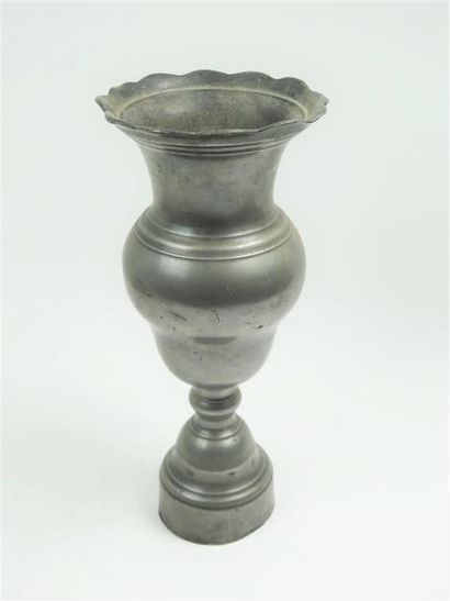 null Haut vase en étain, de forme balustre terminé par un col évasé.

XVIIIème siècle.

H_35,2...