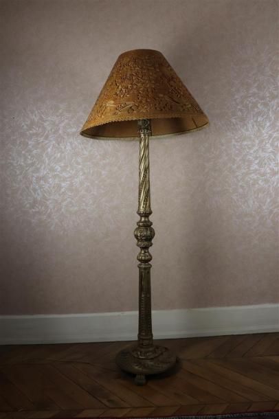 null Lampe de parquet en bois sculpté et doré.

Style Louis XVI, vers 1900.

Bel...