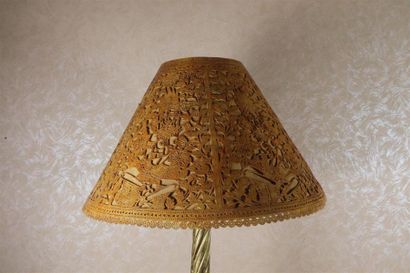 null Lampe de parquet en bois sculpté et doré.

Style Louis XVI, vers 1900.

Bel...