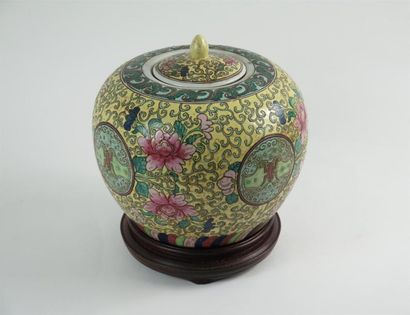 null CHINE.

Pot couvert à gingembre en porcelaine de Chine à décor floral, sur un...