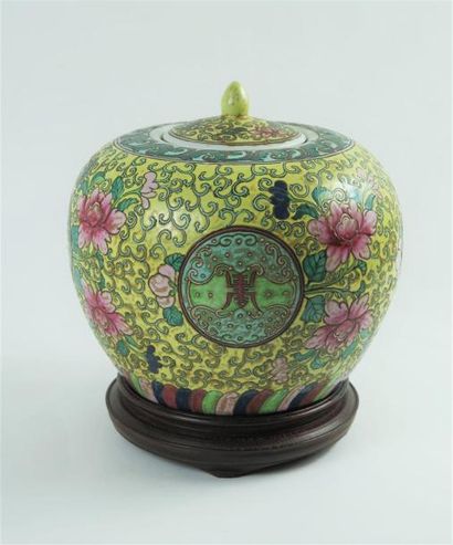 null CHINE.

Pot couvert à gingembre en porcelaine de Chine à décor floral, sur un...