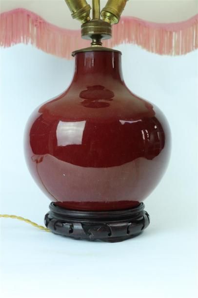 null CHINE.

Vase en porcelaine sang-de-boeuf, monté en lampe.

H_23 cm.

Col rodé,...