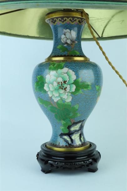 null CHINE.

Vase à décor d'émaux cloisonnés, monté en lampe.

H_23 cm, sur un socle...
