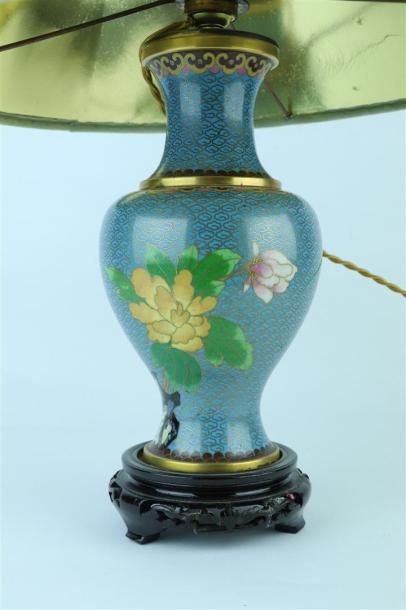 null CHINE.

Vase à décor d'émaux cloisonnés, monté en lampe.

H_23 cm, sur un socle...