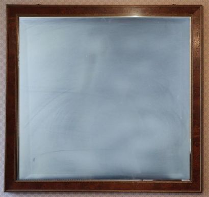 null Important miroir biseauté, dans un cadre en bois doré, travail contemporain.

H(extérieur)_130cm...