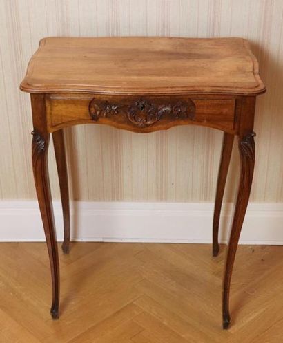 null Table à ouvrages en bois naturel mouluré et sculpté.

Style Louis XV.Epoque...