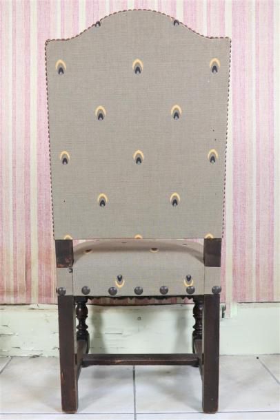 null Suite de six chaises de style Louis XIII.

Garniture de tissu gris à motifs...