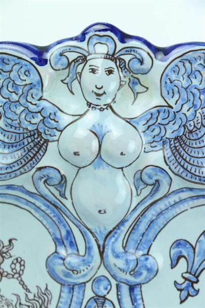 null NEVERS, Antoine MONTAGNON.

Plat en faience à décor en camaïeu bleu et manganèse,...