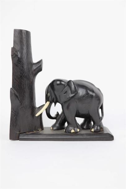 null Paire de serres livres en ébène sculpté et os, figurant des éléphants près d'un...