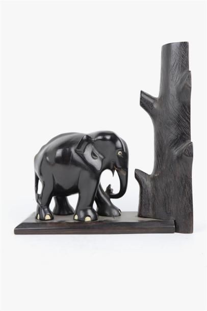 null Paire de serres livres en ébène sculpté et os, figurant des éléphants près d'un...