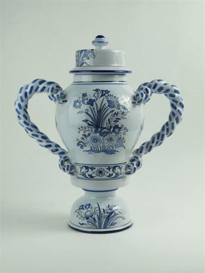 null NEVERS, François Bernard.

Pot couvert à deux anses en faience à décor floral...