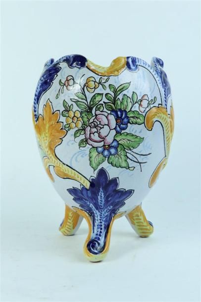 null NEVERS, Emile GEORGES.

Vase de forme oeuf en faïence à décor polychrome d'amours...