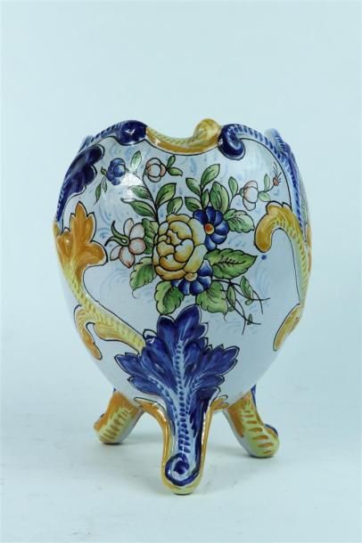 null NEVERS, Emile GEORGES.

Vase de forme oeuf en faïence à décor polychrome d'amours...