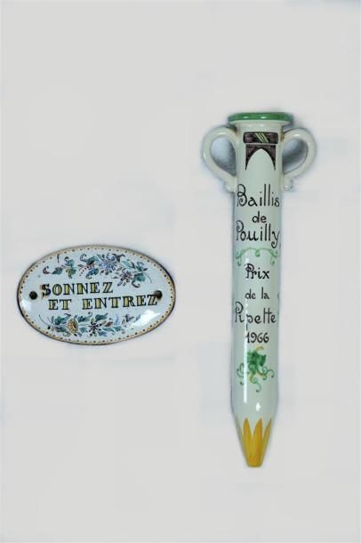 null NEVERS, Jean MONTAGNON. 

Pipette en faïence polychrome à décor de pampres portant...