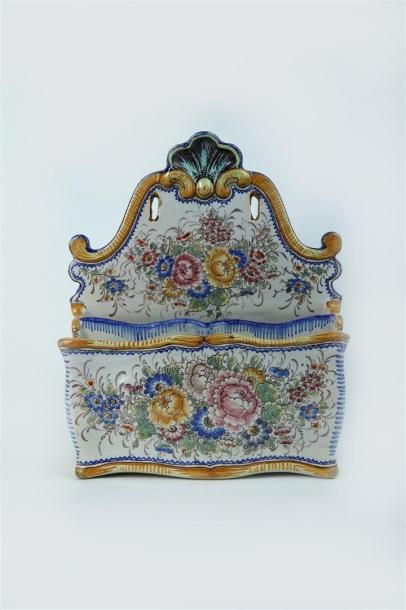 null NEVERS, TROUSSEAU.

Trieur à courrier en faïence à décor floral polychrome.

H_27.5...