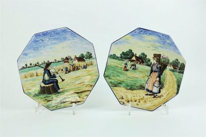 null NEVERS, Armand HIVER.

Paire d'assiettes en faience à décor polychrome d'une...