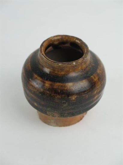 null LA BORNE.

Petit pot en grès à couverte marron.

H_5.5 cm 