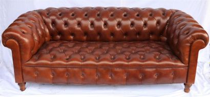 null Canapé Chesterfield en cuir havane.

H_54 cm L_195 cm P_84 cm.