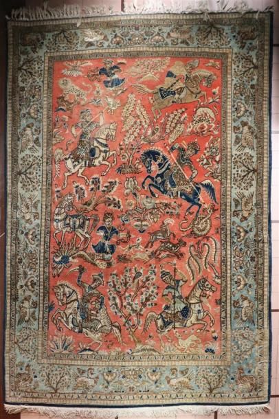 null IRAN.

Tapis Ghoum en laine et soie à décor de cavaliers chassant.

L_230 cm...