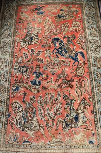 null IRAN.

Tapis Ghoum en laine et soie à décor de cavaliers chassant.

L_230 cm...