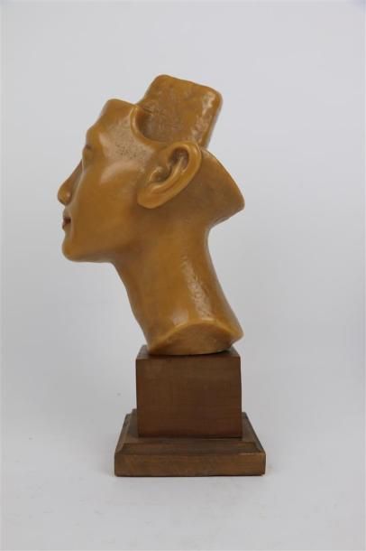 null Paul Gaston DEPREZ (Avignon 1872-1941), attribué à.

Nefertiti. 

Sculpture...