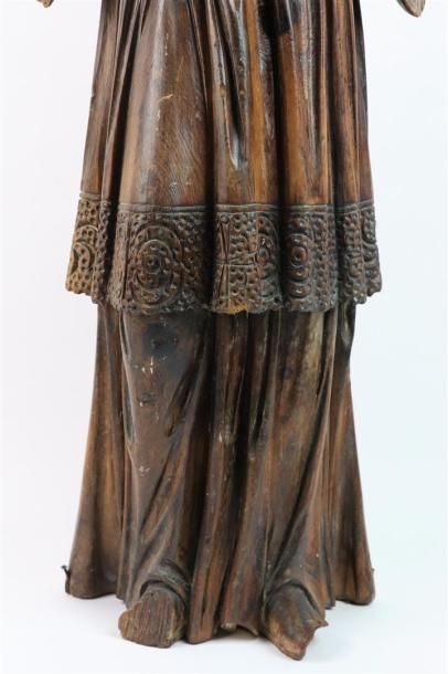 null Grande statue en bois sculpté figurant un saint personnage, barbu.

Il se tient...