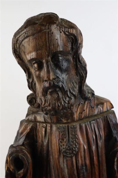 null Grande statue en bois sculpté figurant un saint personnage, barbu.

Il se tient...