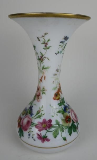 null BACCARAT.

Vase à col évasé en opaline blanche à décor floral polychrome, filets...