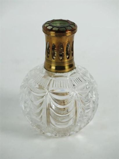 null BACCARAT (?).

Lampe Berger en cristal moulé, à décor de draperies.

H_14 cm.

Petit...