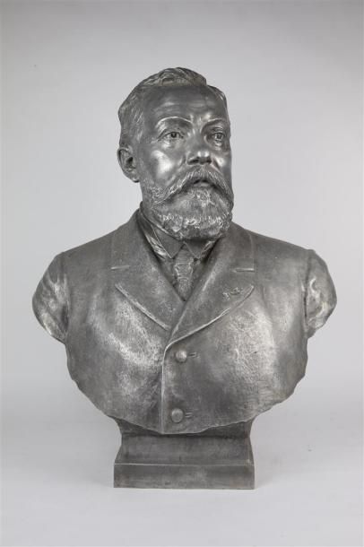 null Félix CHARPENTIER (1858-1924).

Buste d'homme, de la famille Sainte-Clair Deville.

Sculpture...