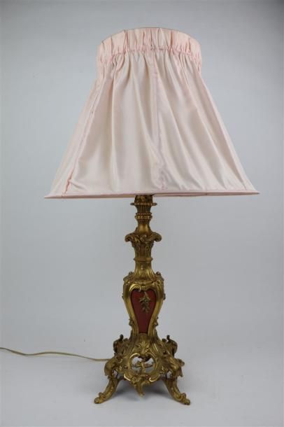 null Pied de lampe en bronze ciselé et doré et marbre.

Style Louis XV, époque Napoléon...