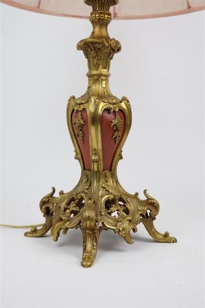 null Pied de lampe en bronze ciselé et doré et marbre.

Style Louis XV, époque Napoléon...