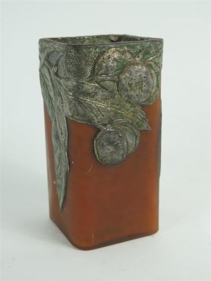 null Vase en verre marmoréen orangé à décor appliqué d'étain figurant des branches...