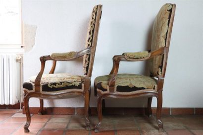 null Paire de fauteuils en bois mouluré et sculpté, la ceinture à palmes et rinceaux.

Tapisserie...