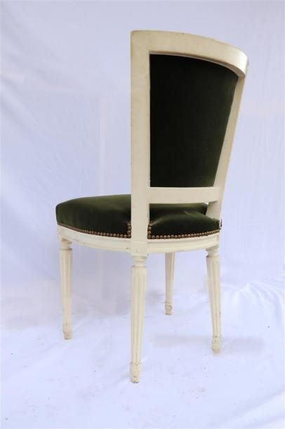 null Suite de six chaises en bois laqué. 

Style Louis XVI. 

Garniture de velours...