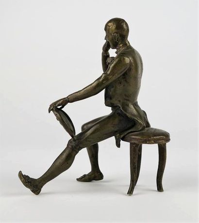 null Deux statuettes en bronze, l'une figurant une joueuse de tambourin et l'autre

un...