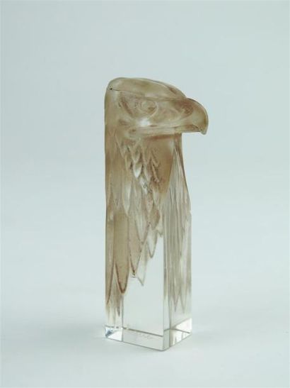 null René LALIQUE (1860-1945). 

Cachet « Tête d'aigle » (1911). 

Épreuve en verre...