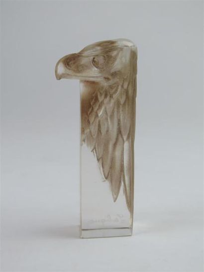 null René LALIQUE (1860-1945). 

Cachet « Tête d'aigle » (1911). 

Épreuve en verre...