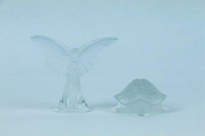 null LALIQUE.

Tortue et papillon en cristal, signés.

H_7,5 cm L_7,5 cm
